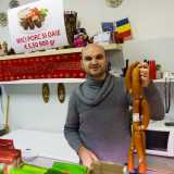 Nel 2009 Ciprian ha aperto la salumeria per venire incontro alle abitudini e ai gusti culinari dei duemila rumeni presenti a Bari